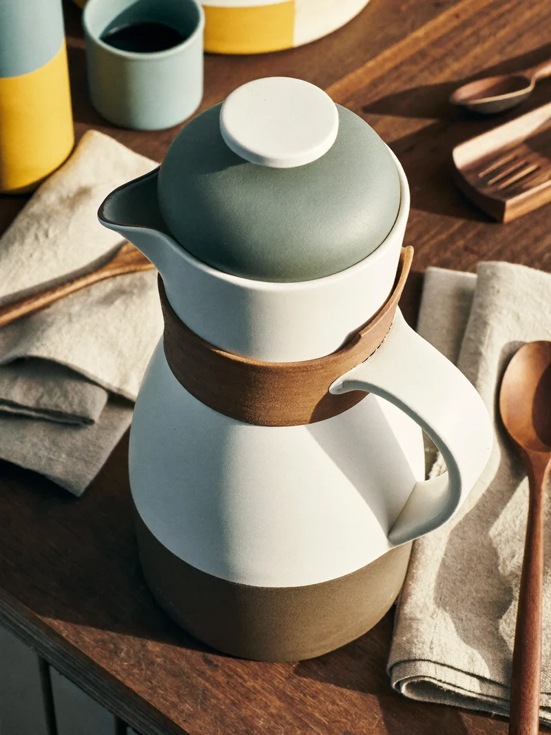Konzeptillustration: Backen und Servieren in Holz und Keramik